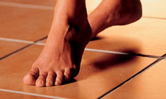 chůze naboso jako příčina výskytu houby na kůži nohou