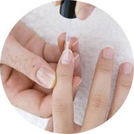 aplikace laku na nehty k léčbě plísně nehtů